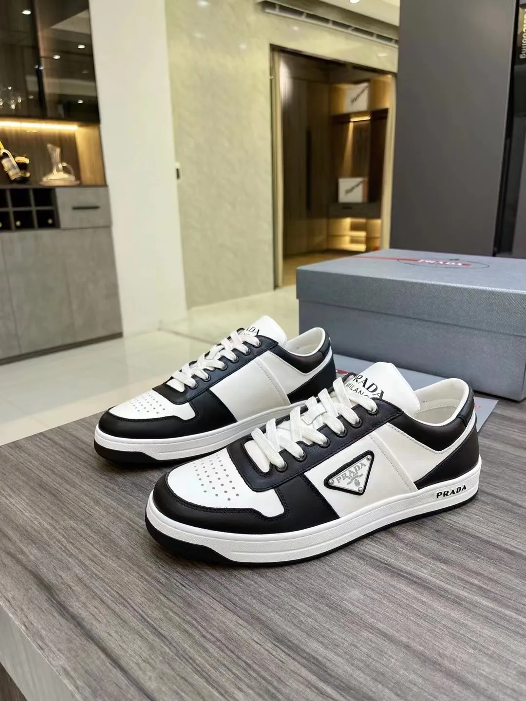 P380 Yuan 38-45 Prada Prada’s new men’s leather sports shoes, the highest version on the market, any comparison is welcome🆚! The original leather has excellent texture and is super high-end! Fetal sheep net lining imported from Italy, removable pad! Luxurious materials and fine workmanship, highly recommended!